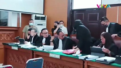 Menahan Rindu, Sambo Disoraki Saat Peluk Cium Istri