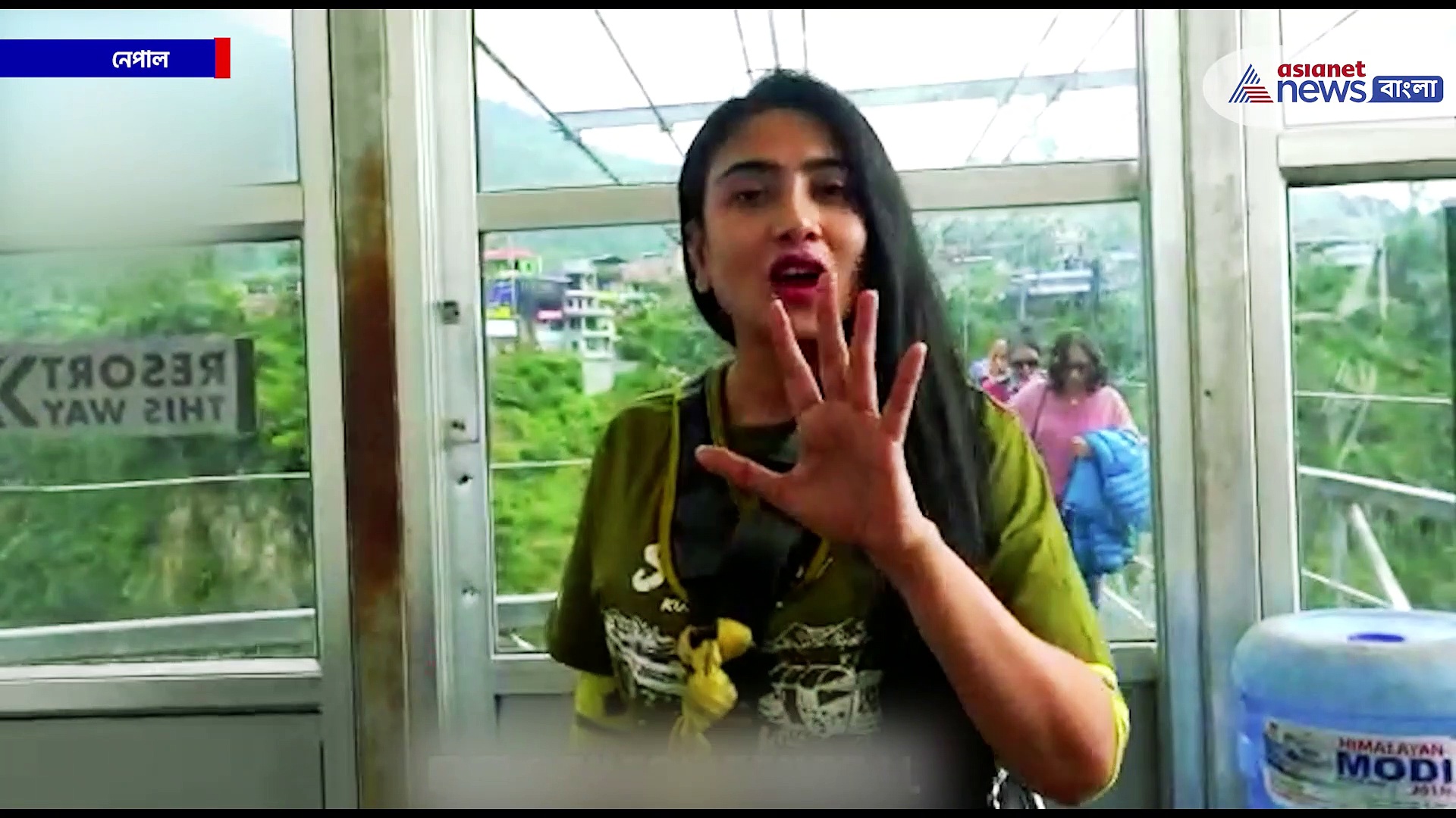 নেপালে কয়েক হাজার ফুট থেকে শূন্যে ঝাঁপ, অভিনেত্রী দেবলীনা যেন পাখি!