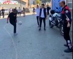 İzmir'de polis ile kadın öğretmenden futbol şov