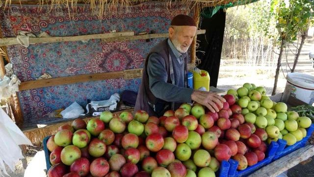 40 yıldır ürettiği sebze ve meyveleri yol kenarına kurduğu tezgahta satıyor