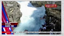 Wisatawan tersapu ombak di Nusa Penida Bali