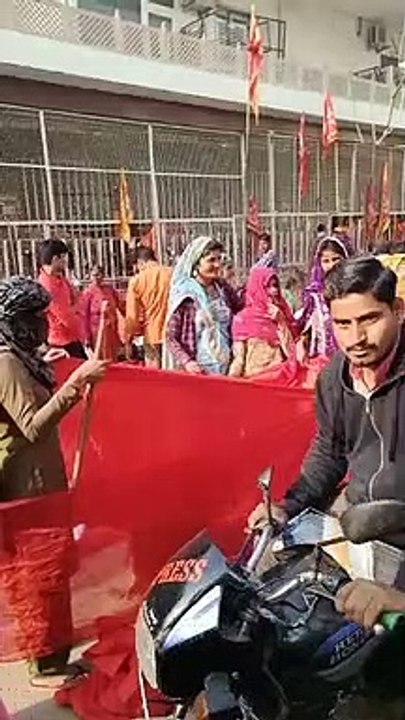 दौसा. श्रद्धालु महिला को हुई प्रसव पीड़ा, मंदिर परिसर में दिया बेटी को जन्म