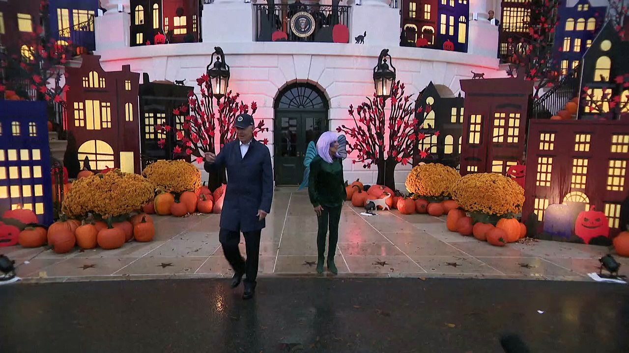 Die Bidens verteilen Süßigkeiten zu Halloween