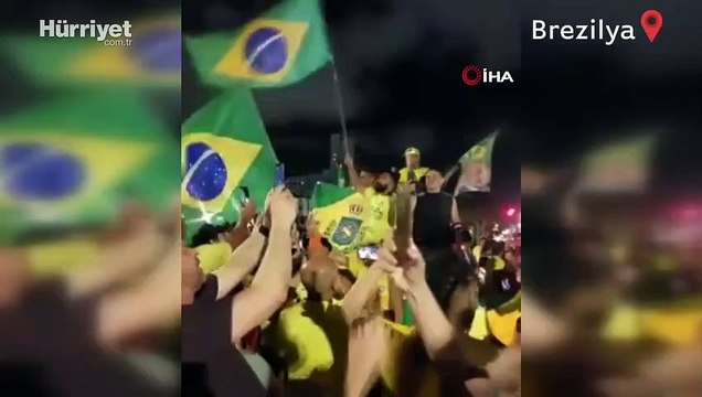 Brezilya’da seçimi kaybeden Bolsonaro’nun destekçileri yolları trafiğe kapattı
