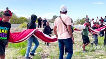 Agentes de fronteras de EEUU disparan balas de goma contra migrantes venezolanos en su frontera sur