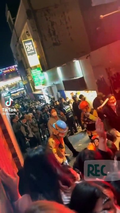 Halloween party in seoul S-korea turns into disaster (more than 100died)