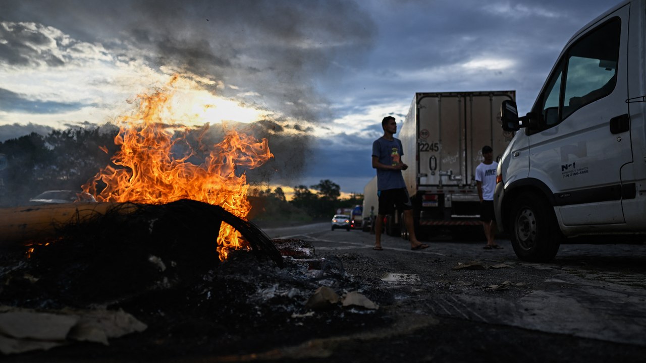 Brésil, la crainte de l'escalade : 300 axes routiers bloqués et un Bolsonaro toujours silencieux