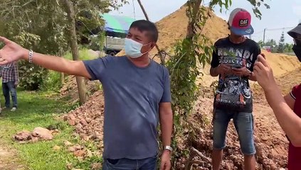 ชุมพร-กอ.รมน.สนธิกำลังตรวจสอบผู้ประกอบการขาย ทราย หลังชาวมีบ้านร้องเรียน ทำให้เกิดฝุ่นละออง ท่อน้ำแตก ถนนเลอะเทอะและชำรุด