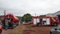 Incêndio em empresa mobiliza várias equipes do Corpo de Bombeiros às margens da BR-277