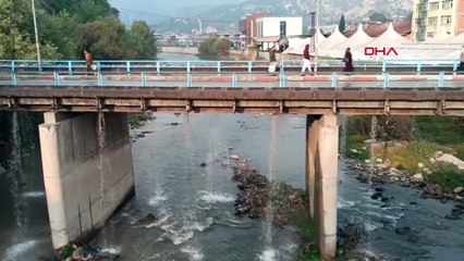 Su borusu patladı, asfalt yerinden söküldü
