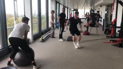 Alexis Saelemaekers s'entraîne pour se remettre d'une blessure