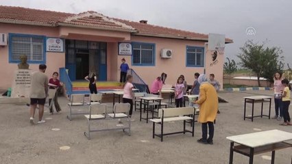 Mezradaki okul öğretmen, öğrenci ve veli dayanışmasıyla boyandı