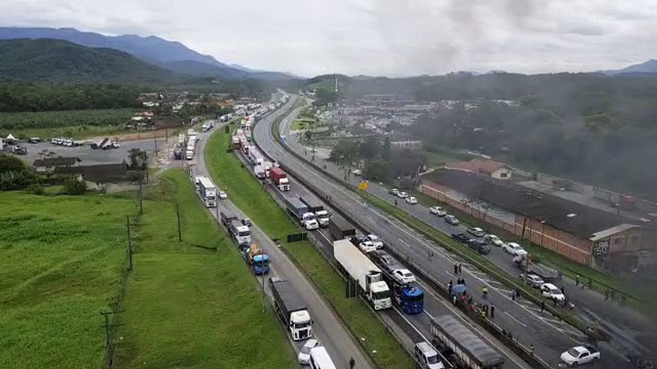Bloqueios em rodovias afetam saúde, alimentação, educação e mais serviços em Joinville