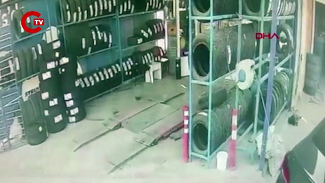 Saniyelerle kurtuldular... Kontrolden çıkan otomobil, oto lastik dükkanına daldı