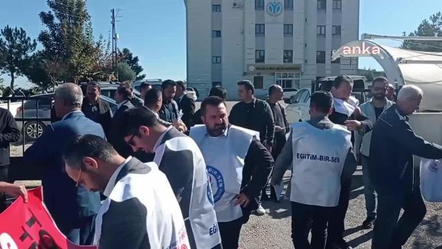 Eğitim Bir Sen Bilecik Şubesi'nden, İl Milli Eğitim Müdürlüğü Önünde Açıklama: Sınava Dayalı Uzman ve Başöğretmenlik Uygulaması Sona Erdirilmeli