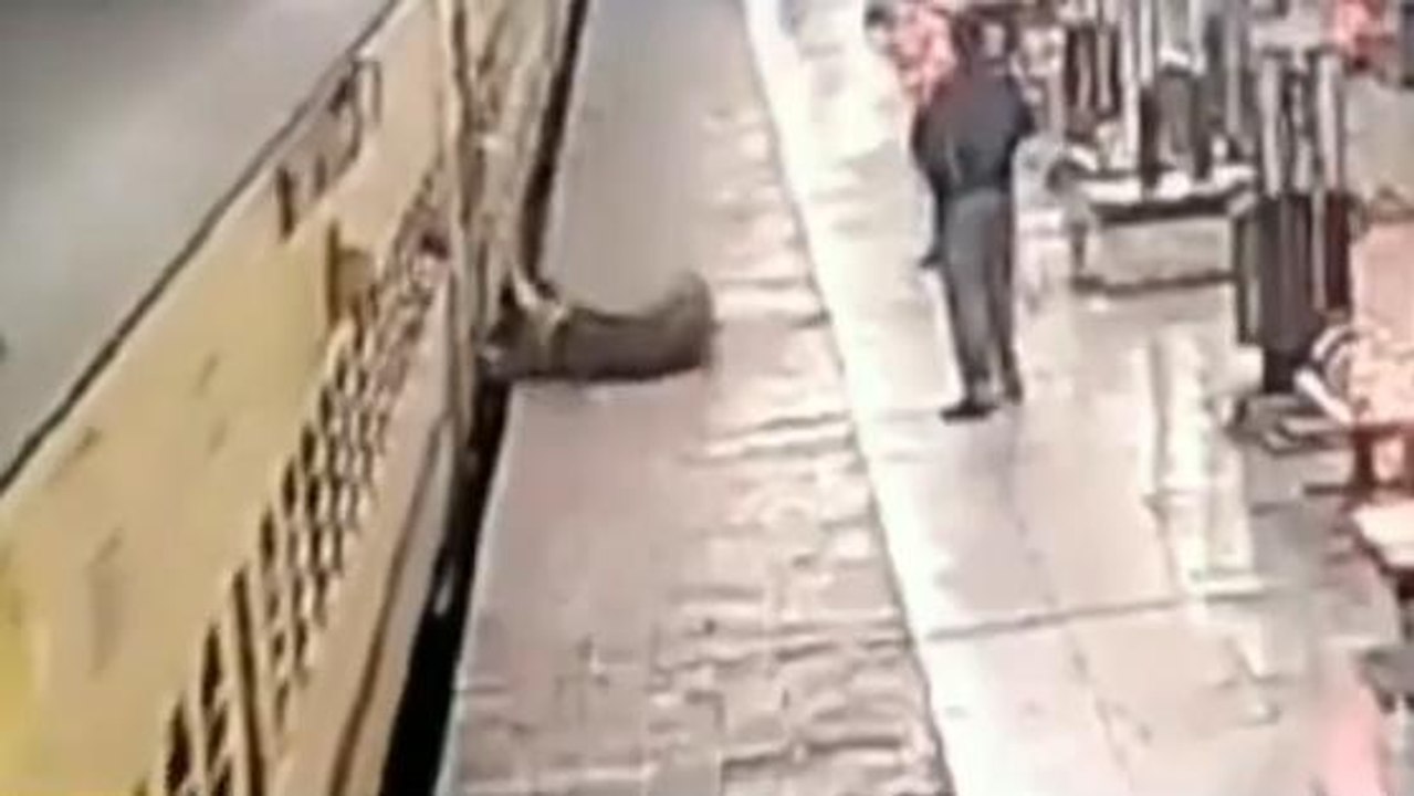 Viral: चलती ट्रेन से कूदी महिला और फिर जो हुआ वो देखा नहीं जाएगा...