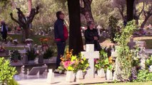 Miles de personas visitan los cementerios para honrar a sus seres queridos