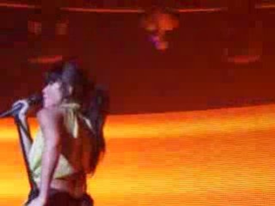 Jen chante "mal lunée" en concert à lille