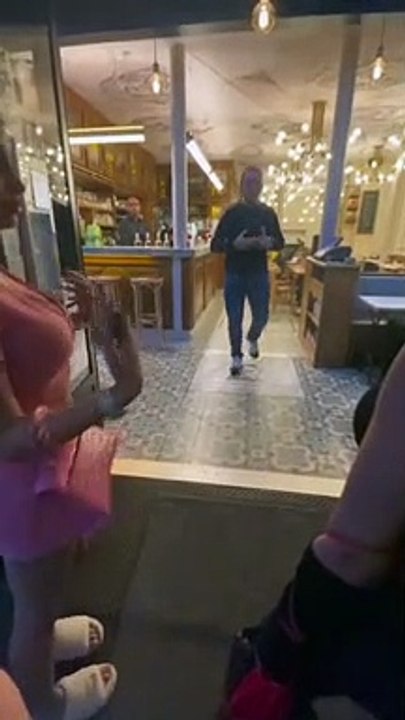 Deux influenceuses se font refuser d'un restaurant à cause de leurs décolletés