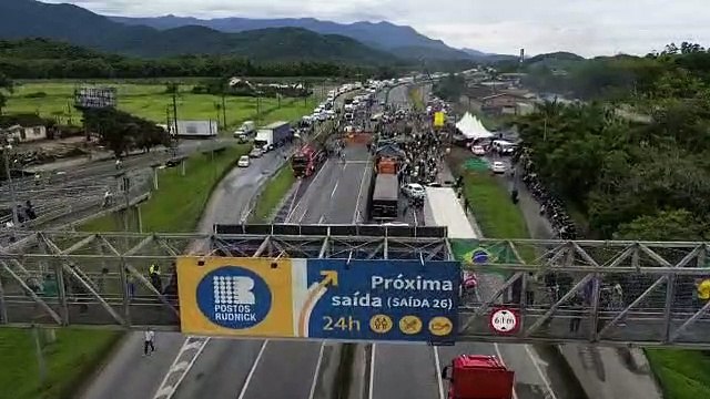 Bloqueio de manifestantes bolsonaristas na BR-101, em Joinville