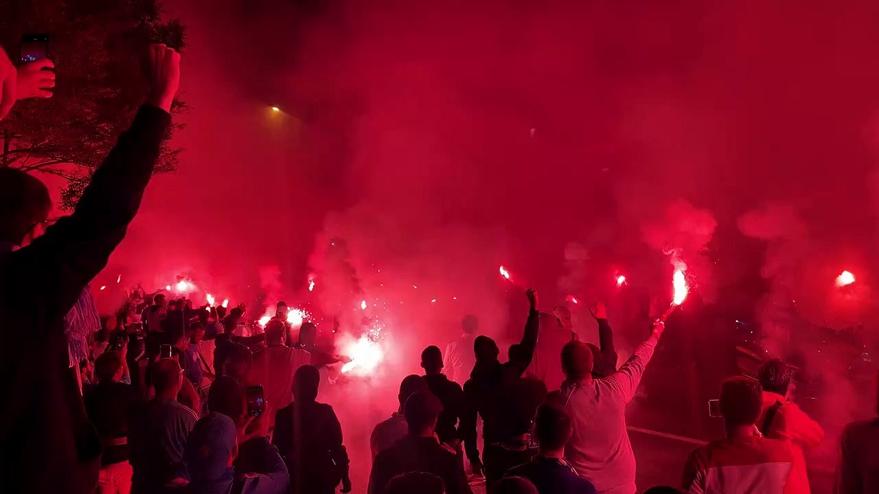 OM-TOT. Les Ultras accueillent le bus des Marseillais en fanfare