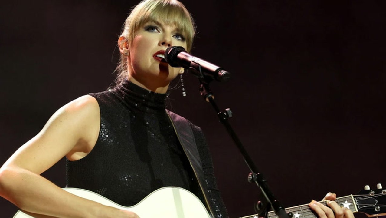 Taylor Swift Announces Her 'Eras' Tour | THR News