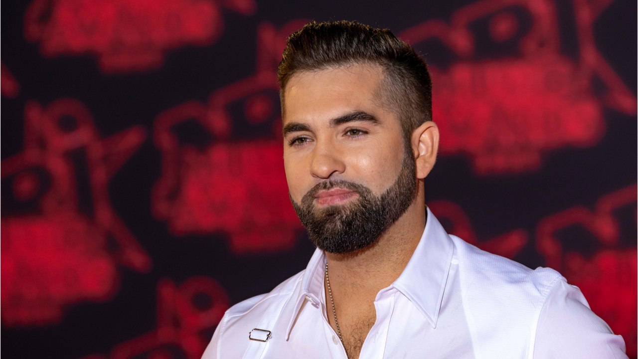 GALA VIDEO - Kendji Girac endeuillé : la plaque funéraire déposée sur la tombe de sa grand-mère a été dérobée