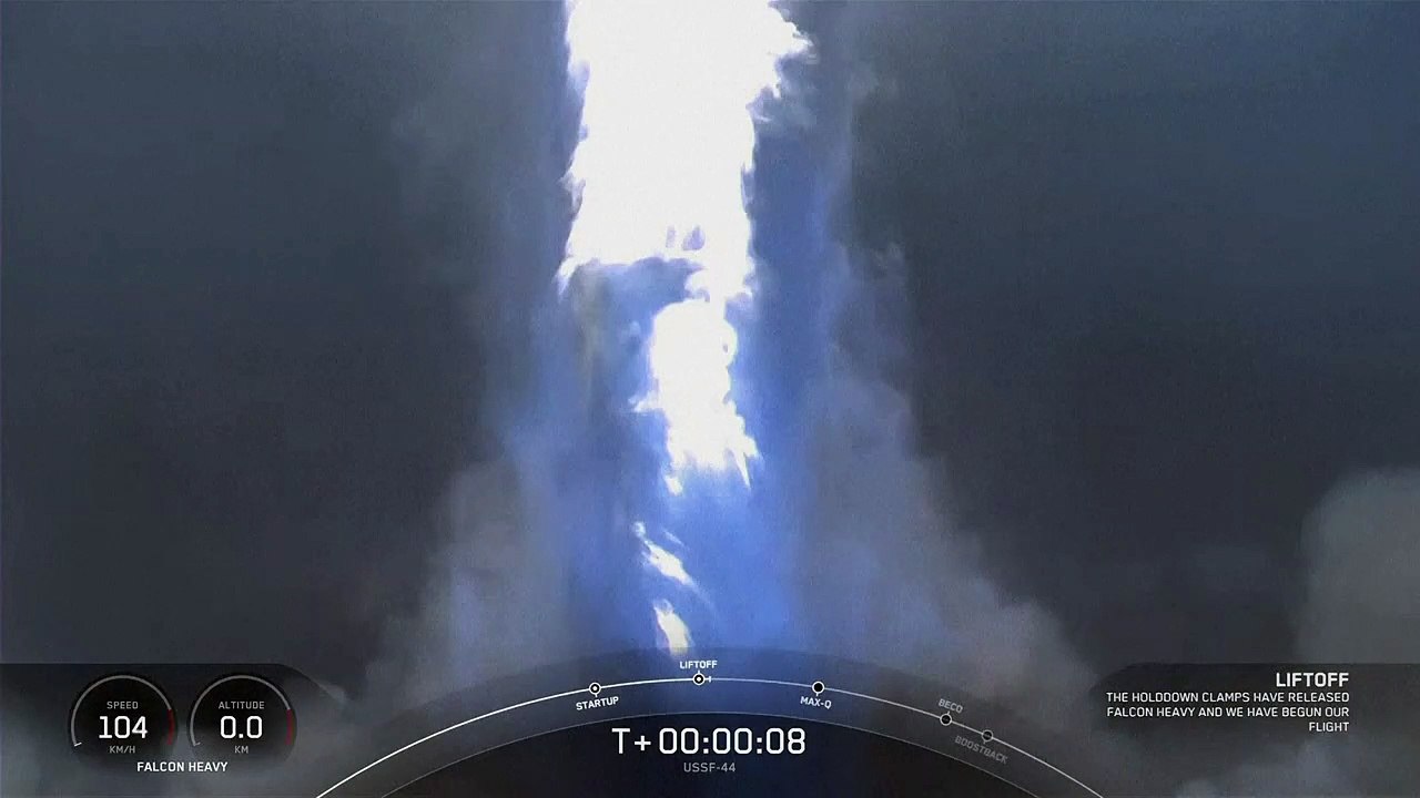 Estadounidense SpaceX lanzó cohete Falcon Heavy, el más poderoso del mundo