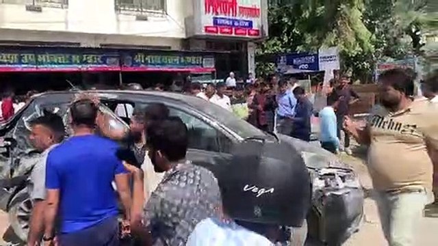 The car rammed eight two-wheelers on the roadside
