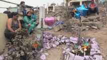 Peruanos  se reúnen para festejar en el cementerio el Día de los Difuntos