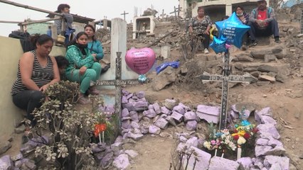 Peruanos  se reúnen para festejar en el cementerio el Día de los Difuntos
