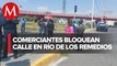 Tras enfrentamiento con policías, comerciantes bloquean vialidades en Edomex