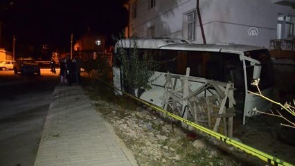 Kamyonet ile işçi servisinin çarpıştığı kazada 12 kişi yaralandı