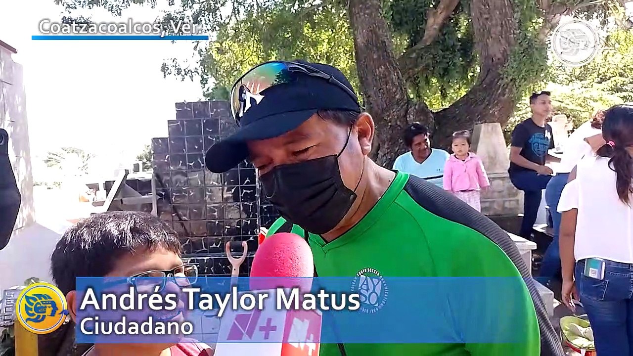 Con lágrimas y música salsa visitan la tumba de...