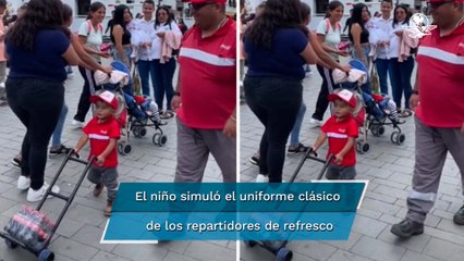 ¡Llevé su Coca Cola! Pequeño repartidor se vuelve tendencia en redes