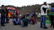 Bolsonaristas fazem vigília e deitam na BR-040 para proibir passagem de caminhões