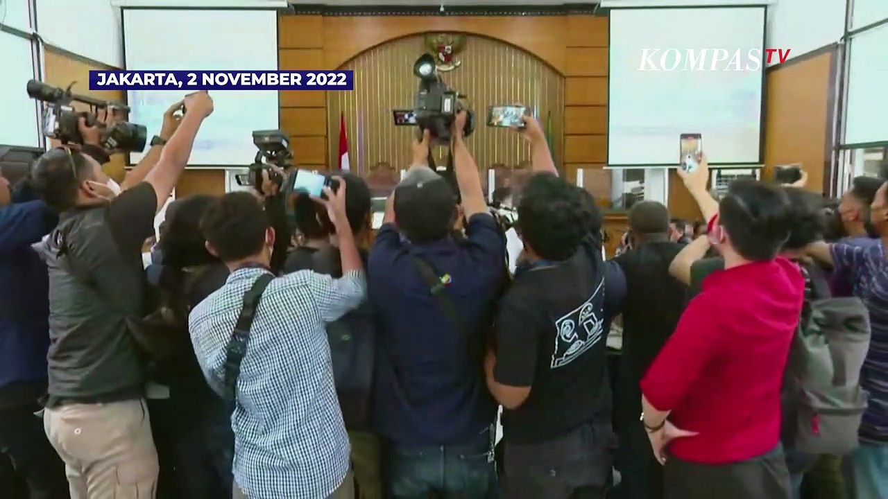 Ekspresi Kuat dan Ricky Bertemu Orang Tua Yosua Pertama Kali di PN Jaksel