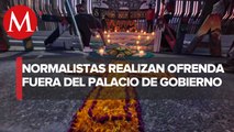 Normalistas de Ayotzinapa colocan ofrenda en Palacio de Gobierno de Chilpancingo