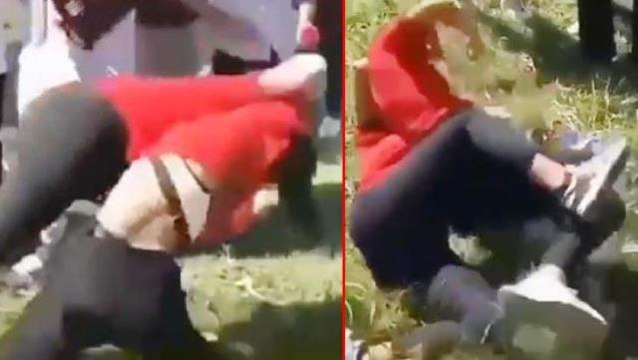 Arkadaşları gülerek izledi! Liseli genç kızların yumruk yumruğa kavgası kamerada