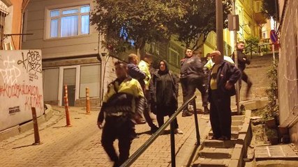 Beşiktaş'ta yokuş çıkarken kayan otomobil bina duvarına çarptı