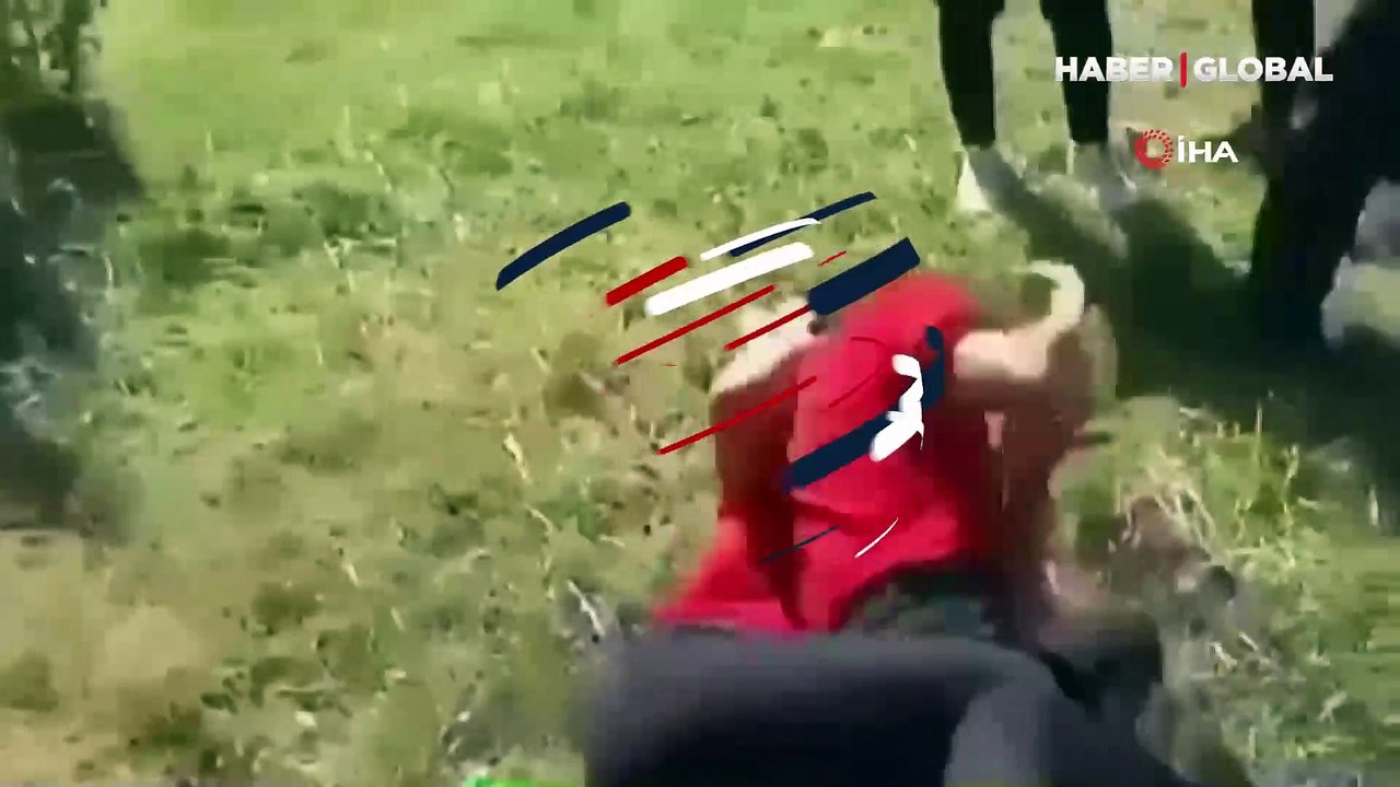 Kızlar yumruk yumruğa kavga etti, arkadaşları gülerek izledi