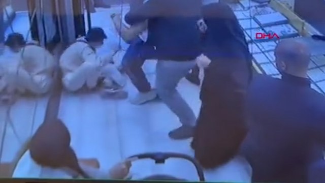 Kuyumcuda hırsızlık yaparken yakalandı, dayak yedi