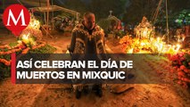 Con rituales prehispánicos, ofrendas y bailes, celebran el Día de Muertos en Mixquic