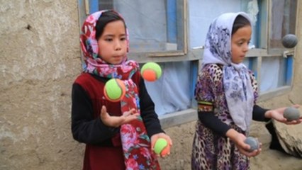 Sin poder ir al colegio, dos hermanas enseñan el arte del circo en Afganistán