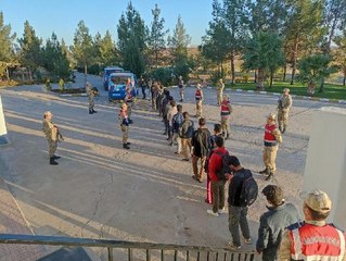 ŞANLIURFA'DA KAMYONETTE 24 KAÇAK GÖÇMEN YAKALANDI