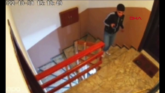 Daire kapısının önündeki ayakkabıyı çalan hırsız kendi ayakkabısını bıraktı
