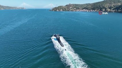 Türk denizaltısının Boğaz'dan geçişi böyle görüntülendi