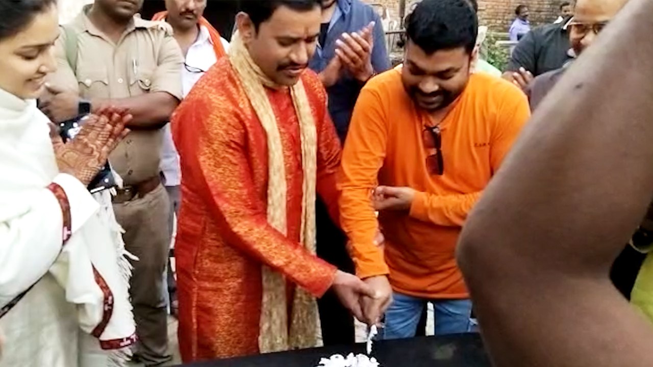 निरहुआ और आम्रपाली दुबे के साथ मिलकर आशीष वर्मा ने मनाया अपना जन्मदिन