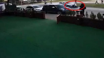 Yolun karşısına geçmeye çalışan kız çocuğu otomobilin altında kaldı! Kahreden anlar kamerada