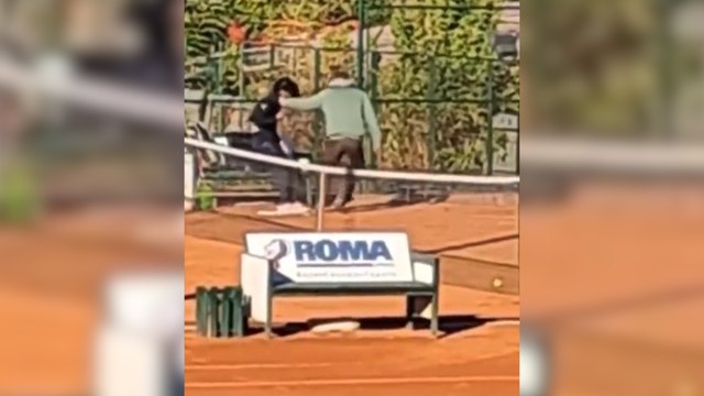 Tenis kortunda sporcu çocuğunu dövdü!